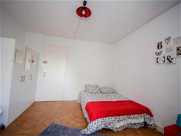 Roomlala | Komfortables Und Helles Zimmer – 15 M² – ST12