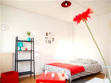 Roomlala | Komfortables Und Helles Zimmer – 16 M² – ST11