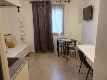Roomlala | Koszt pobytu w umeblowanym studiu