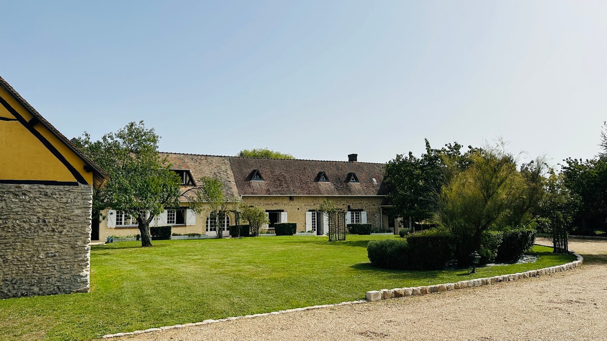 Entire Home Le Plessis-Hébert 662356