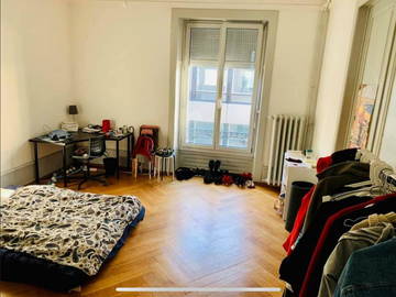 Roomlala | Large 24m² Room in the Center of Lausanne for Rent