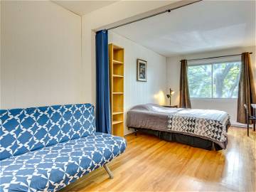 Roomlala | Large Bedroom 2 with private lounge | All Inclusive | Metro