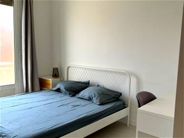 Roomlala | Large bedroom in bright renovated apartment