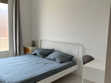 Roomlala | Large bedroom in bright renovated apartment