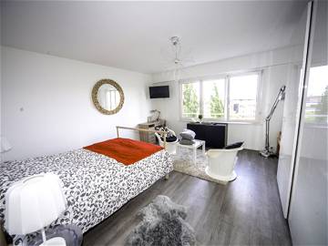 Roomlala | Large Bright Room – 20m² - ST1