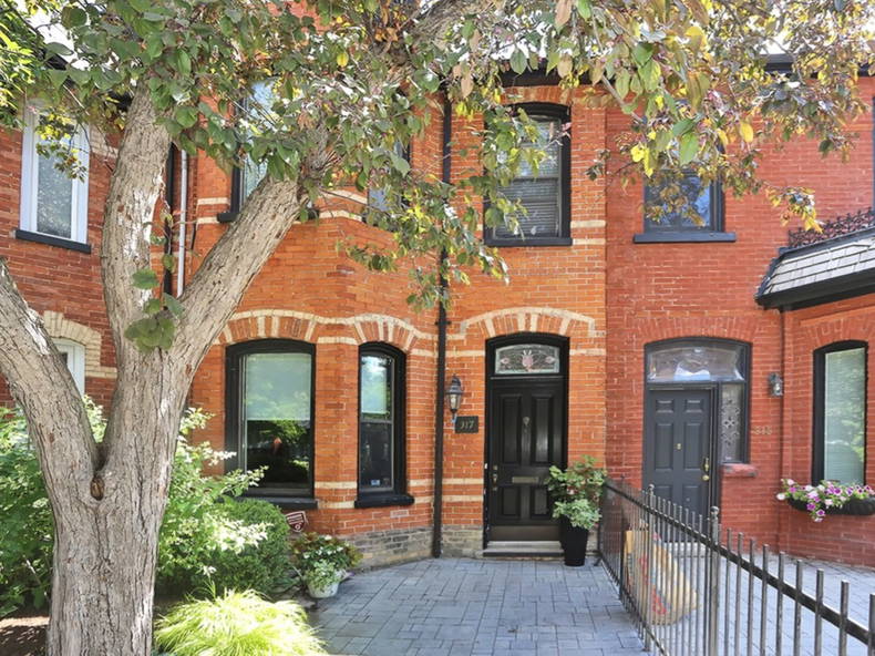 Colocation Toronto 150697-4