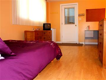 Roomlala | Large Comfortable Room Ideal Student Quebec City,