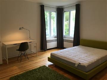 Roomlala | Large Furnished And Bright Room Facing The University