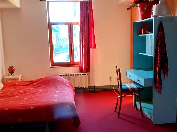 Roomlala | Large Furnished Red Room 18m2 In Artist's House