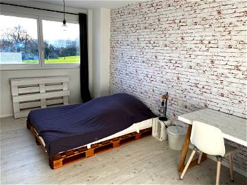 Roomlala | Large Furnished Room For Rent
