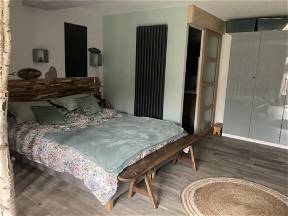 Large independent bedroom