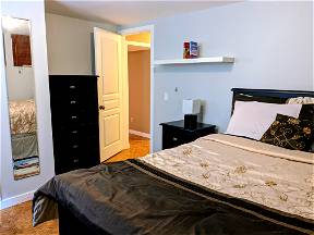 Large Private room, large bathroom, minutes to downtown