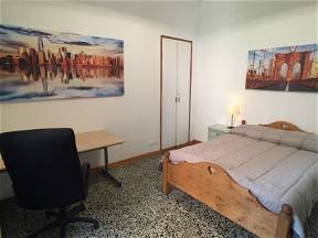 Großes Privatzimmer In Einer Villa Mit Privatem Garten