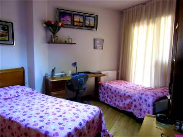 Roomlala | Large Room, Two Single Beds, Breakfast, Center, Wifi