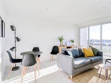 Roomlala | Lindo apartamento compartilhado de 3 quartos, centro de Merignac, a 5 minutos do bonde, varanda