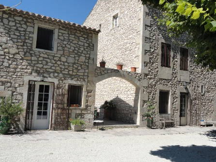 Entire Home Tarascon 64132-4