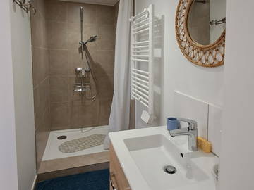 Chambre chez l'habitant à louer à Grimaud - photo 5 : salle de bain-5