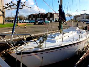 Sailboat rental at the dock
