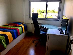 RENT BRIGHT AND PLEASANT ROOM
