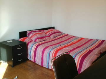 Roomlala | Łóżko podwójne w dużej, jasnej sypialni