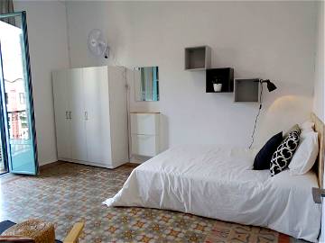 Roomlala | Luminosa Habitacion Con Balcón Y Cama Doble (RH18-R3)