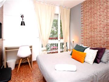 Roomlala | Luminosa Habitación Con Cama Doble Y Chula Terraza (RH3-R15)
