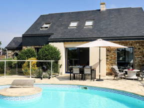 Maison de vacances lumineuse avec piscine près de la plage