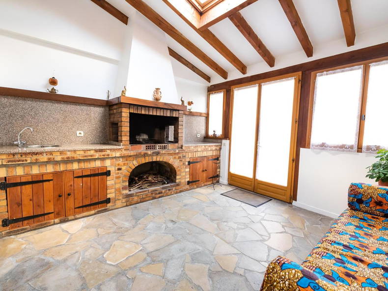 Entire Home Bondy 233918-2