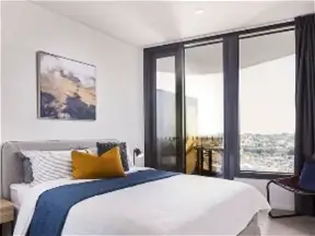 CHAMBRE PRINCIPALE AVEC ENSUITE DISPONIBLE DANS UN BEL IMMEUBLE