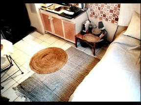 Ausgestattet mit exklusivem Waschbecken, Kochfeld, Kühlschrank und Badezimmer. 1. Etage.