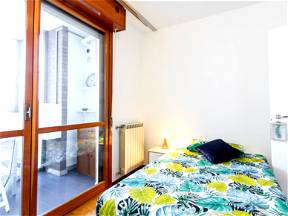 Mi R1- Cozy room with private terrace well connected to city