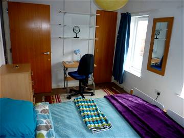 Roomlala | Mittelgroßes Schlafzimmer In Meinem Haus Verfügbar