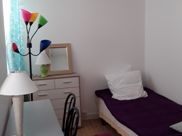 Roomlala | Møbleret værelse med udstyret køkken 