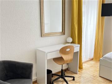 Roomlala | Möbliertes Zimmer mit privater Terrasse in Montreux