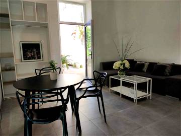 Roomlala | Neues 50 m2 großes Studio-Apartment mit Terrasse und Garten