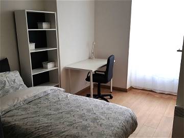 Roomlala | Neues Zimmer Möbliertes Badezimmer Privates Wc Schönes Zentrum