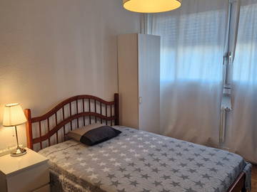 Roomlala | Nice room for rent in the center of Geneva