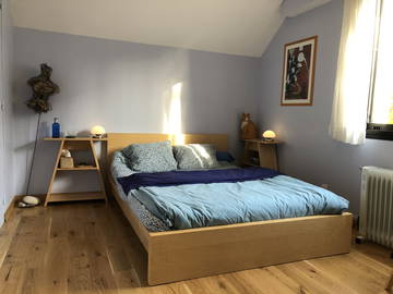 Roomlala | Niebieska sypialnia w domu rodzinnym
