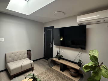 Logement entier à louer à North Vancouver - photo 8 : salon-8