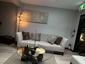 Logement entier à louer à North Vancouver - photo 12 : salon-12