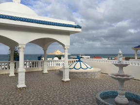 Um oásis de sonho: uma residência magnífica entre o mar e as montanhas.