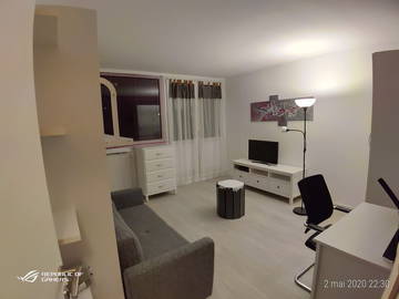 Roomlala | Odnowione pokoje w Trappes z balkonem