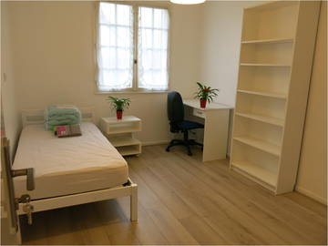 Roomlala | Odnowiony, umeblowany pokój Ulis Orsay