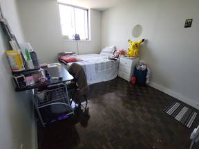 Un dormitorio en un apartamento de 2 dormitorios