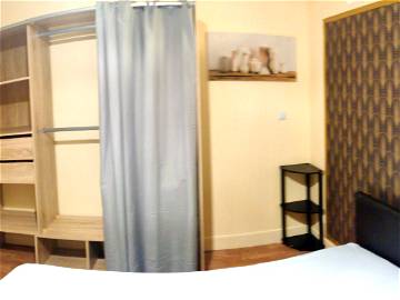 Roomlala | Orléans Center - Large Room With Private Bathroom