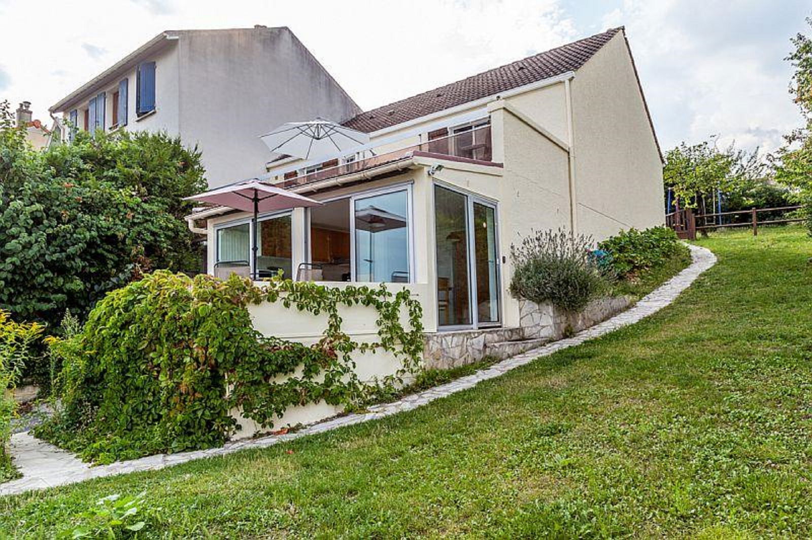 Unabhängiges Studio Suresnes 151401