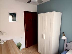 Small, well-appointed and bright room - maximum duration 11 months