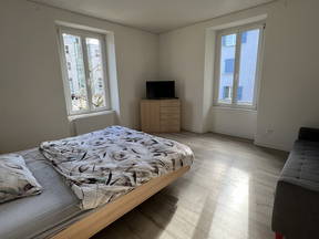 Großes Schlafzimmer mit 2 Fenstern in brandneuer Wohnung