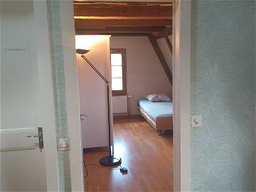 Roomlala | Petite chambre sous le toit, place de parc incluse