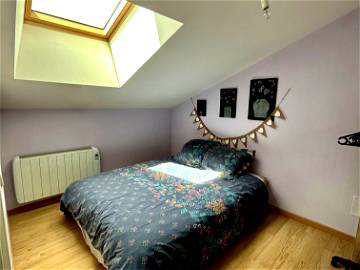 Roomlala | Piccola camera da letto con lucernario